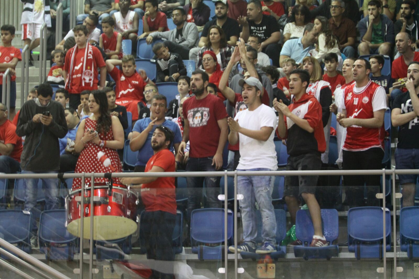 קהל מתוח בקונכייה ברבע הראשון. ברבע השלישי הם כבר חגגו (צילום: באדיבות שי מוגילבסקי)